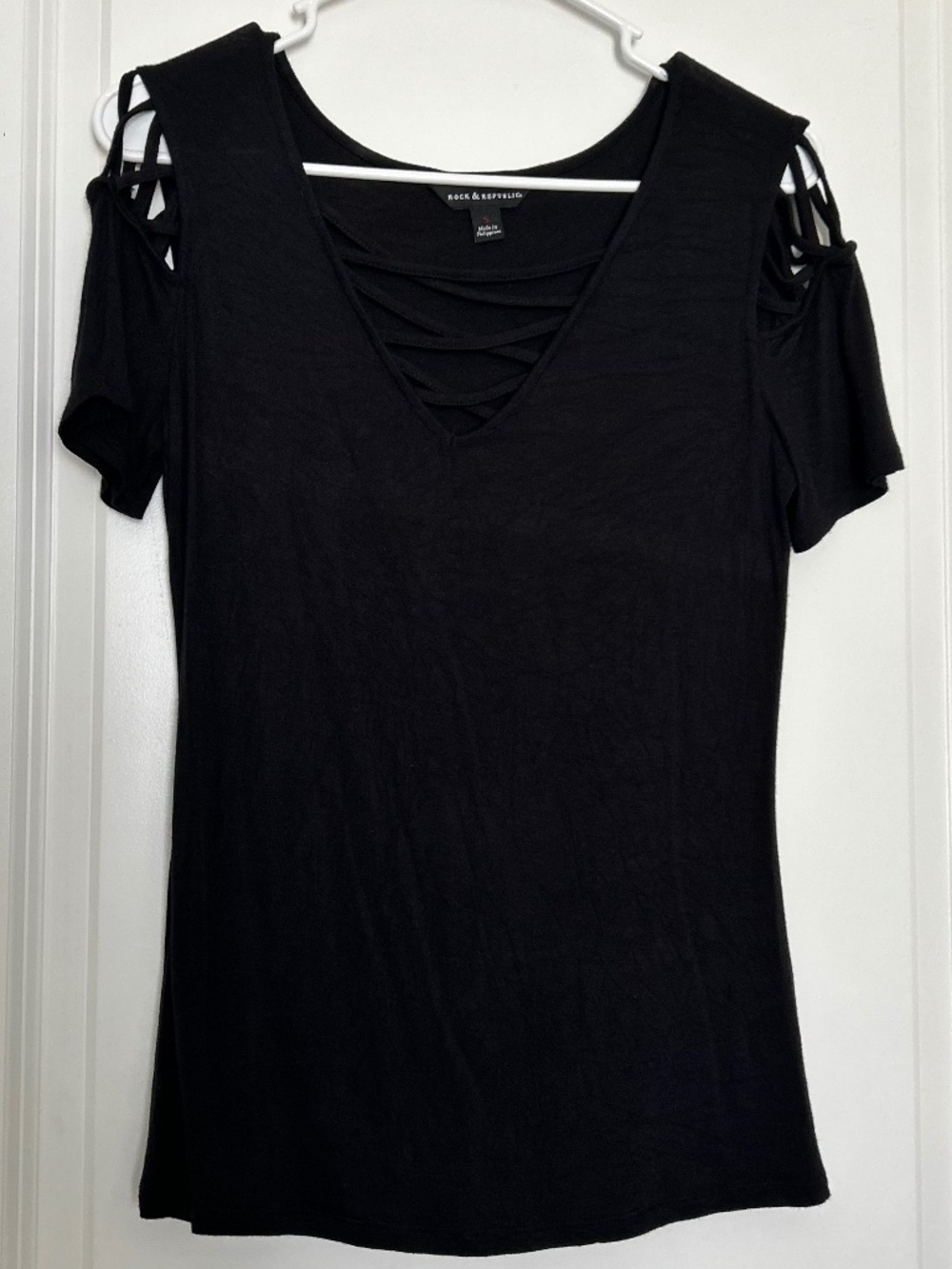 NWOT (S) Black Rock & Republic V-neck Crisscross Design
